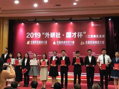 图片包含 人员, 室内, 天花板, 站立描述已自动生成